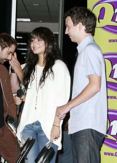 Vanessa+Hudgens+Signing+Autographs+Philadelphia+VB4aetIrtvCl