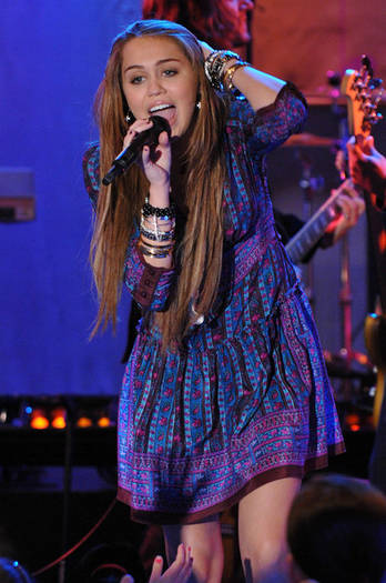 Miley+Cyrus+Performs+ABC+Good+Morning+America+Fd5LfAX7Rt2l - miley cyrus
