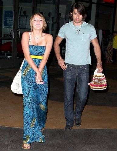 outq2c - Miley Cyrus
