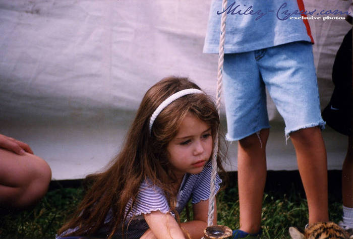 miley-cyrus_dot_com-babyandyounger-exclusivepics-031