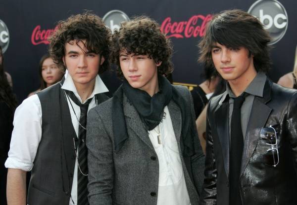 NCHTIKHWJVNEKYIXODY - Jonas Brothers