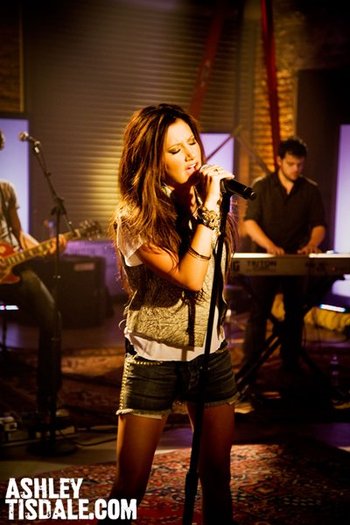 Ashley canta - Ashley Tisdale