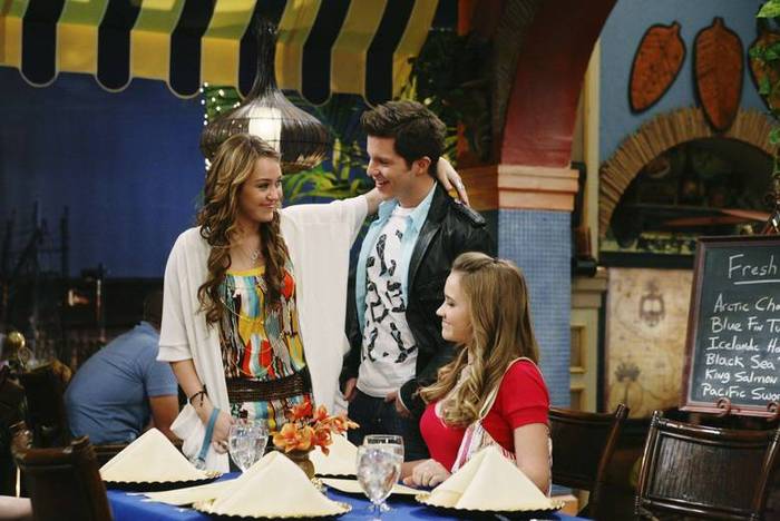 EmilyOsment_ORG-hannahmontana-season3-e70-stills003 - miley cyrus - hannah montana