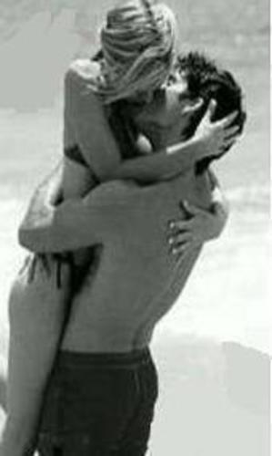 kissing a and z - banda desenata la plaja