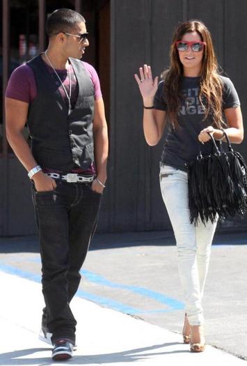 ashley-tisdale-scarpe-leopardate-07