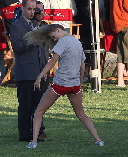 Taylor+Lautner+Flips+Taylor+Swift+3Eoyl_NAgrWl
