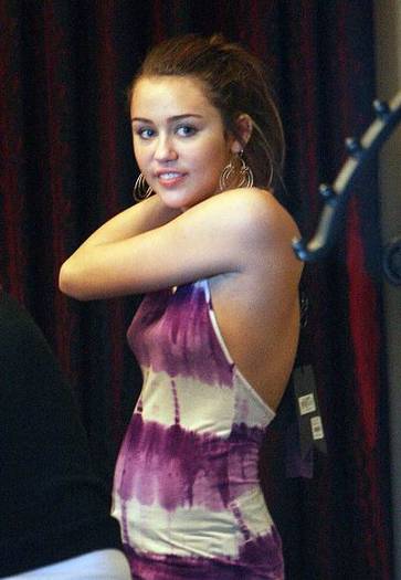 miley-cyrus-sideboob-2