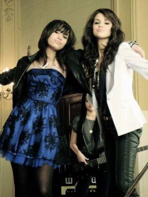 demi-selena-300x399[1] - DEMI LOVATO SI SELENA GOMEZ