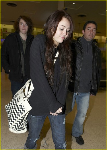 miley-cyrus-braison-bundle-up-03 - Miley Cyrus Bundles Up with Braison