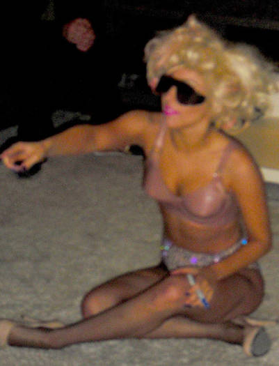 Drunk+Lady+Gaga+Posing+Pictures+Fans+E3U6f3pclztl - lady GaGa si fanii