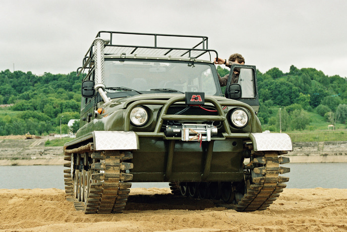 UAZ-Hunter_on_tracks_1 - UAZ