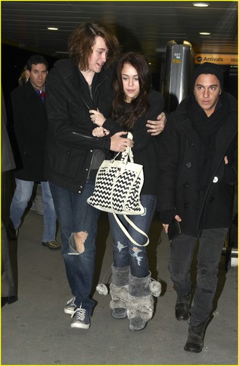 miley-cyrus-braison-bundle-up-06 - Miley Cyrus Bundles Up with Braison