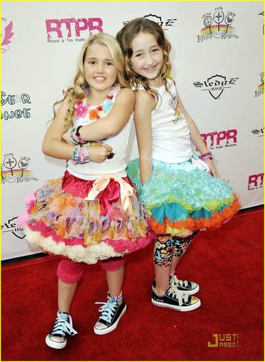 noah-cyrus-emily-grace-lollipops-01 - Noah Cyrus and Emily Grace Reaves - Lollipop Ladies