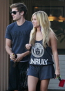 thumb_016 - ASHLEY TISDALE SI ZAC EFRON 3 NOIEMBRIE 2009