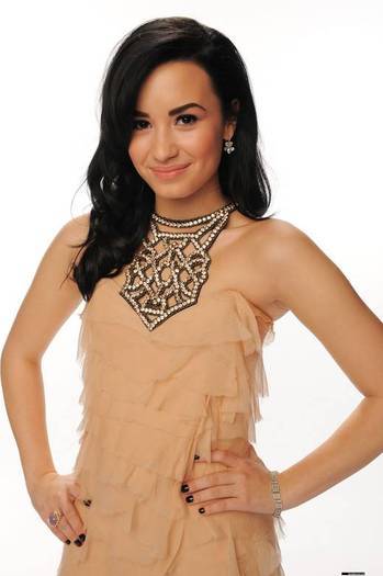 3 - Demi Lovato - Intr-o rochie crem foarte frumoasa