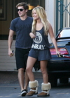 thumb_014 - ASHLEY TISDALE SI ZAC EFRON 3 NOIEMBRIE 2009