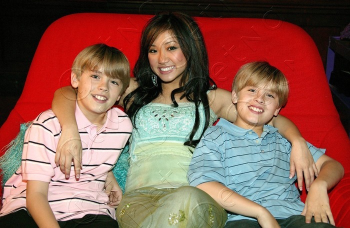 KQYWJYOVJMMRLVJFKHU - zac si cody