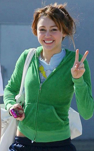 miley-cyrus-green-3268-7 - miley peace