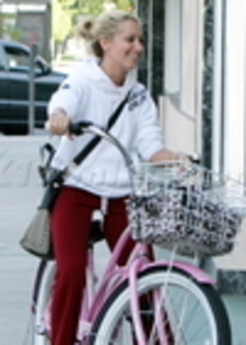 thumb_008 - ASHLEY TISDALE SI SCOOT SPEER 27 OCTOMBRIE 2009