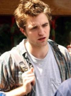 Robert Pattinson - Robert Pattinson- A fost lovit de o masina