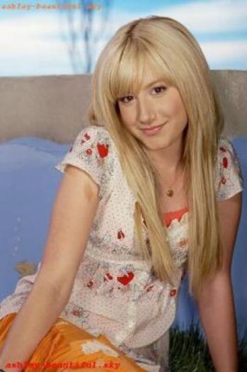 YYJFWAHKDYHEECSKZOM - poze cu Ashley Tisdale