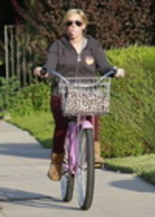 thumb_002 - ASHLEY TISDALE 8 OCTOMBRIE 2009 CU BICICLETA