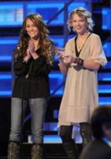 TI4U_u1236446625 - miley pe scena