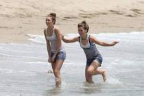 UKKAAOEQDKVTUGKNIJG - Miley la plaja