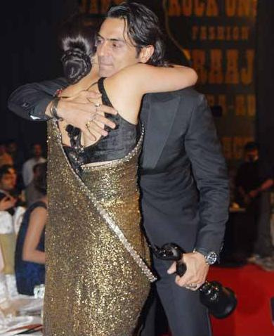 Aishwarya Rai il felicita si imbratiseaza pe Arjun pt premiu