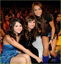 miley impreuna cu demi si selena