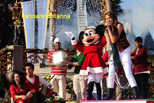 07 - miley Walt Disney World Christmas Day Parade