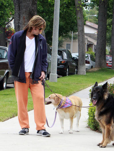Billy+Ray+Cyrus+Walking+Dogs+RTYv9Gpv_KUl - miley cyrus - hannah montana
