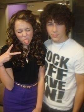 funnyfacemiley[1] - nick and miley