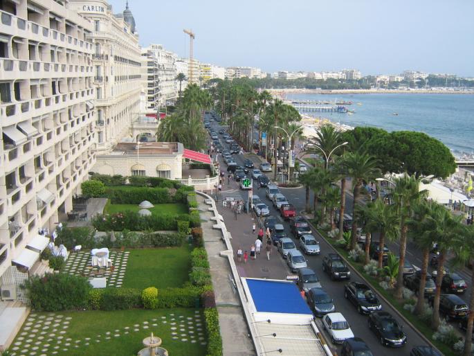 Cannes - le celebre Boulevard de la Croisette