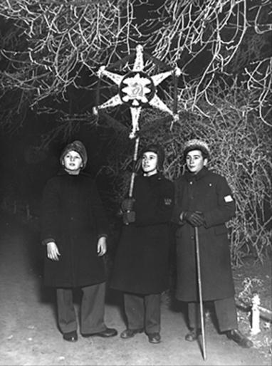 54. Elevi de liceu cantand Colinde de Craciun