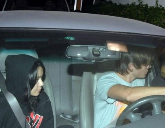 zanessa-fast-food-916-2_medium - Vanessa Hudgens and Zac Efron in  vacanta si alte poze cu ei