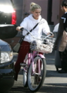 thumb_017 - ASHLEY TISDALE SI SCOOT SPEER 27 OCTOMBRIE 2009