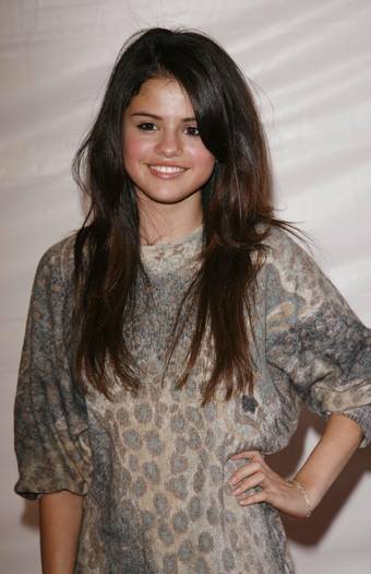 6c9f853617d1ea1ca3ee35ad432ff192 - Selena Gomez water effect-006