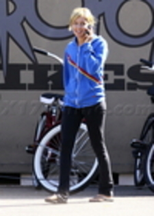 thumb_003 - ASHLEY TISDALE 6 OCTOMBRIE 2009 CU BICICLETA