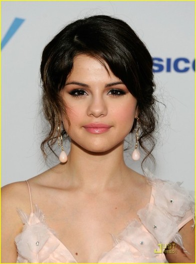 1z6w1nq - Selena Gomez is ALMA Amazing