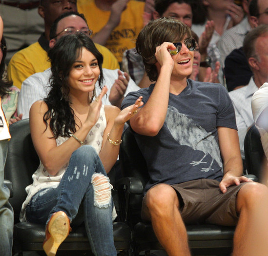 Lakers Game (19) - Vanessa Hudgens Celebrities At The Lakers Game