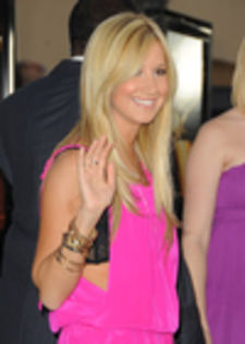 thumb_028 - ASHLEY TISDALE SUPER FRUMOASE IN PINK