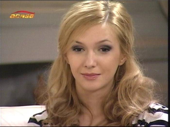 Adela - Adela Popescu cu parul blond