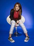 HHQNTXYVJCMEJKSRRHI - Miley pe scaun