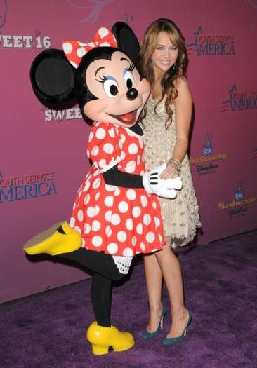 miley-cyrus_COM-sweet16-disneyland-2008oct5-i0001[1]