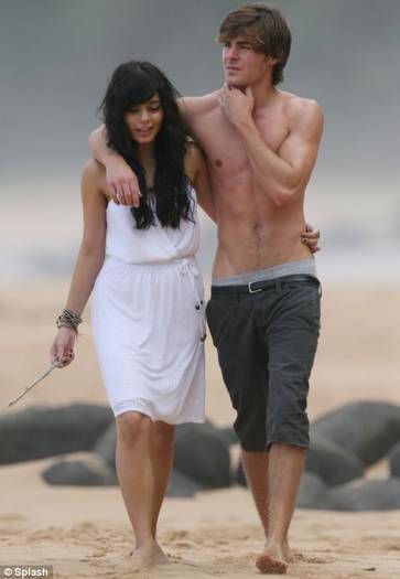vanessa-hudgens-zac-efron-hawaii-2008-beach-stroll