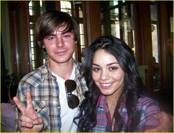 Zanessa-on-the-set-of-HSM3-zac-efron-and-vanessa-hudgens-1182902_1222_936 - Poze cu High School Musical