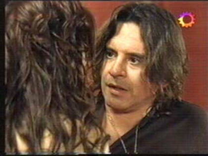 Isa vrea sa se culce cu Amador dar acesta nu poate caci e nepoata lui chiar daca ea nu stie