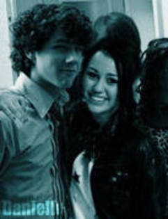 ZYYIOWLUTMTEJHHXAEZ[1] - Miley Cyrus and Nick Jonas