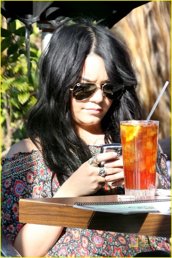 vanessa-hudgens-breakfast-beauty-01 - Vanessa Hudgens is Breakfast Beautiful